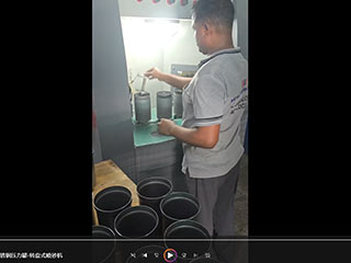 马来西亚客户案例：不锈钢容器转盘式喷砂机工作视频