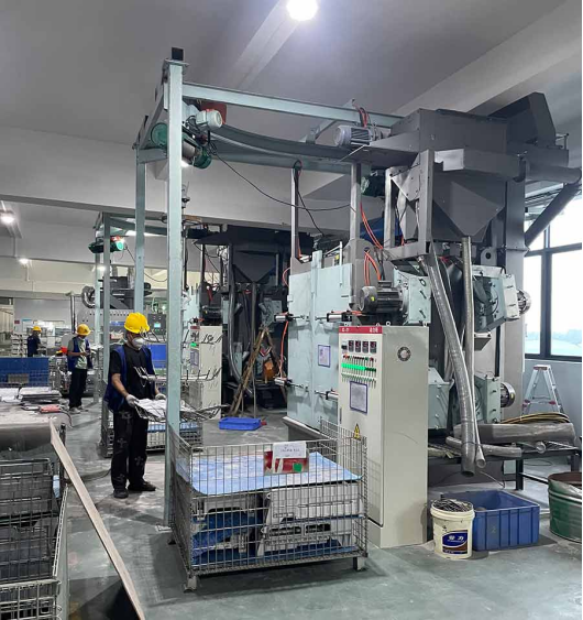 挂钩抛丸机厂家怎么挑？大件重件单吊清理看承重和定制